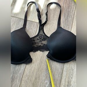 🛍️ Maidenform Lace  T- Back front closure great condition.